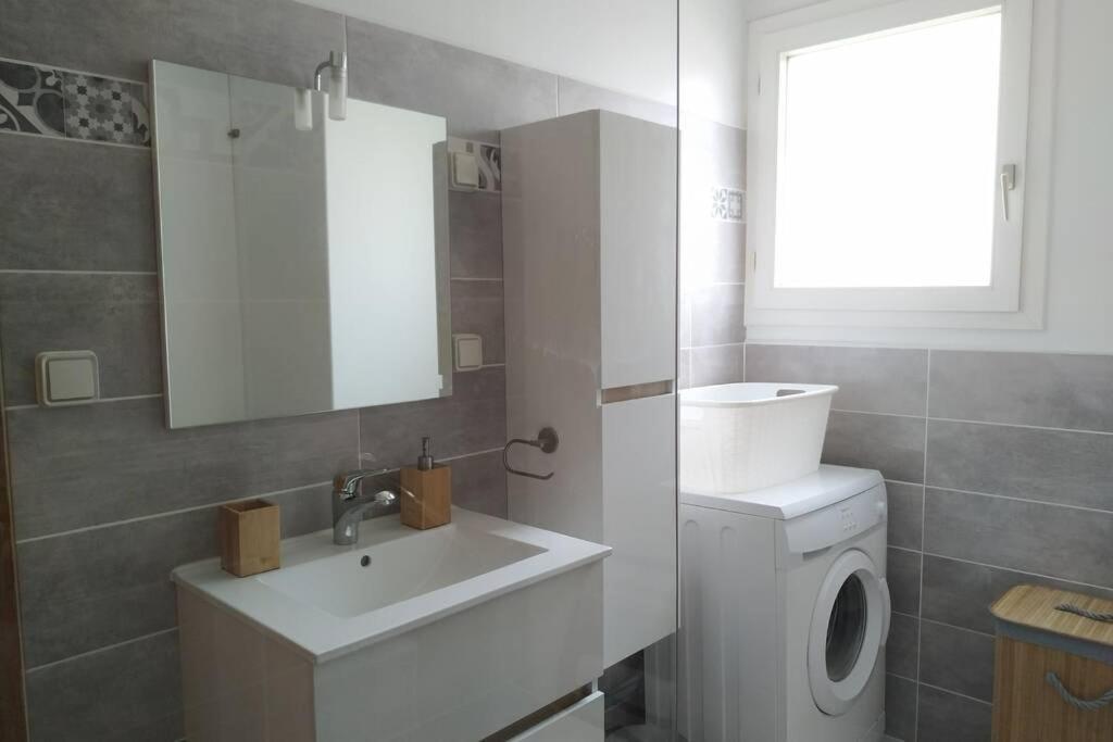 Appartement T3 Spacieux Avec Vue Sur L'Etang De Thau Au 1Er Etage D'Une Villa - Entree Independante Sete Exterior photo